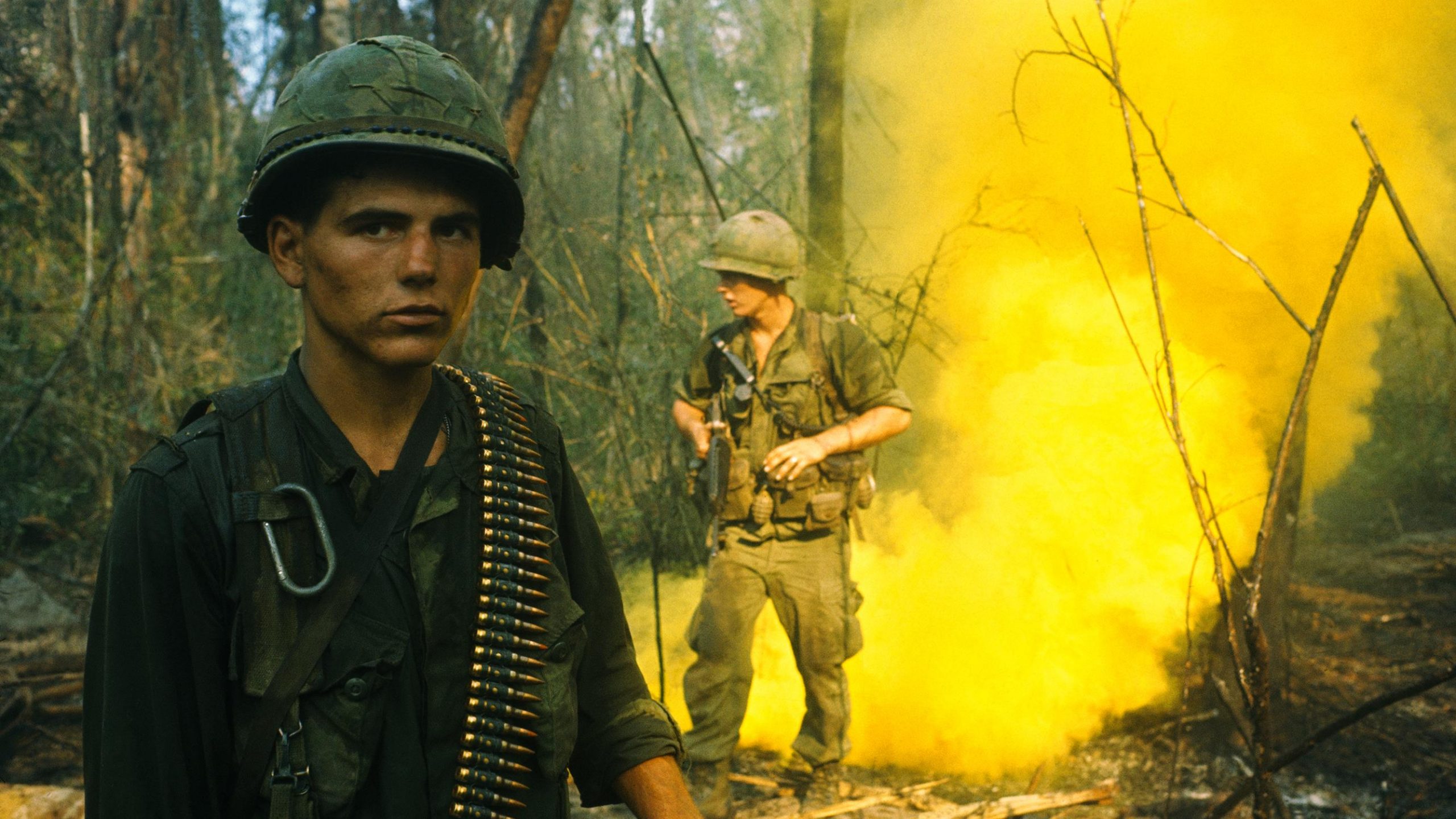 Трижды оскароносный режиссер воевавший во вьетнаме. Fortunate son Вьетнам. Вьетнам флэшбэки солдаты. Хроники вьетнамской войны фильм 1989.