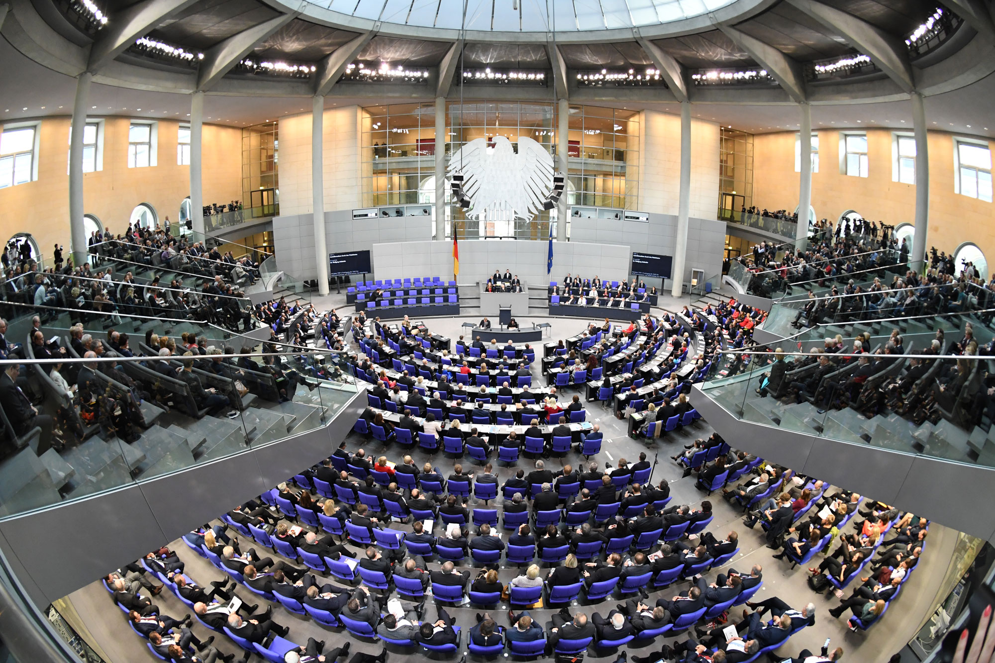 Deutscher-Bundestag-Parlament-Plenum-Reichstag