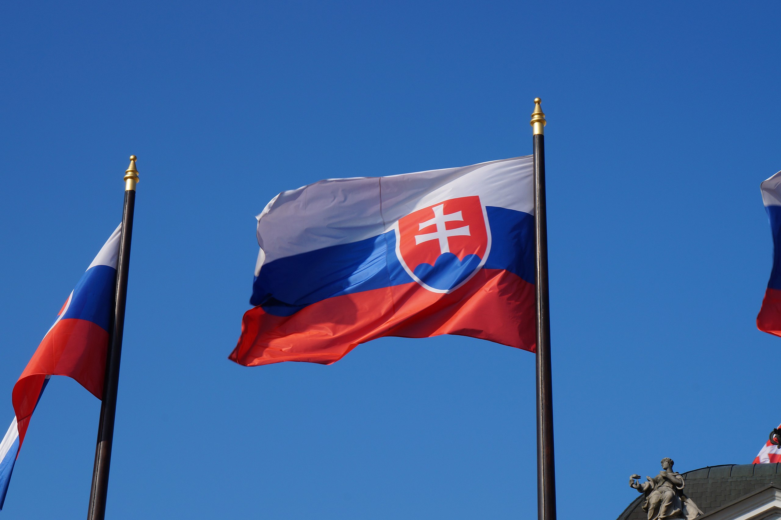 2560px-Slovak_Flag_(Option_3_of_4)