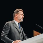 1280px-Niall_Ferguson_addresses_delegates_at_the_ARC_Forum,_30_October_2023